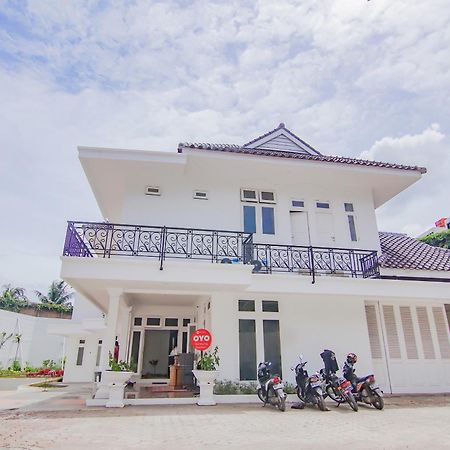 Отель Super Oyo Capital O 90342 Kemang Garden Джакарта Экстерьер фото
