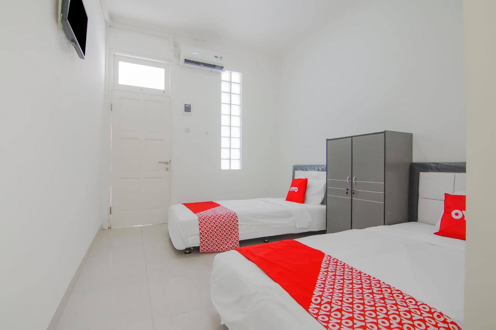 Отель Super Oyo Capital O 90342 Kemang Garden Джакарта Экстерьер фото