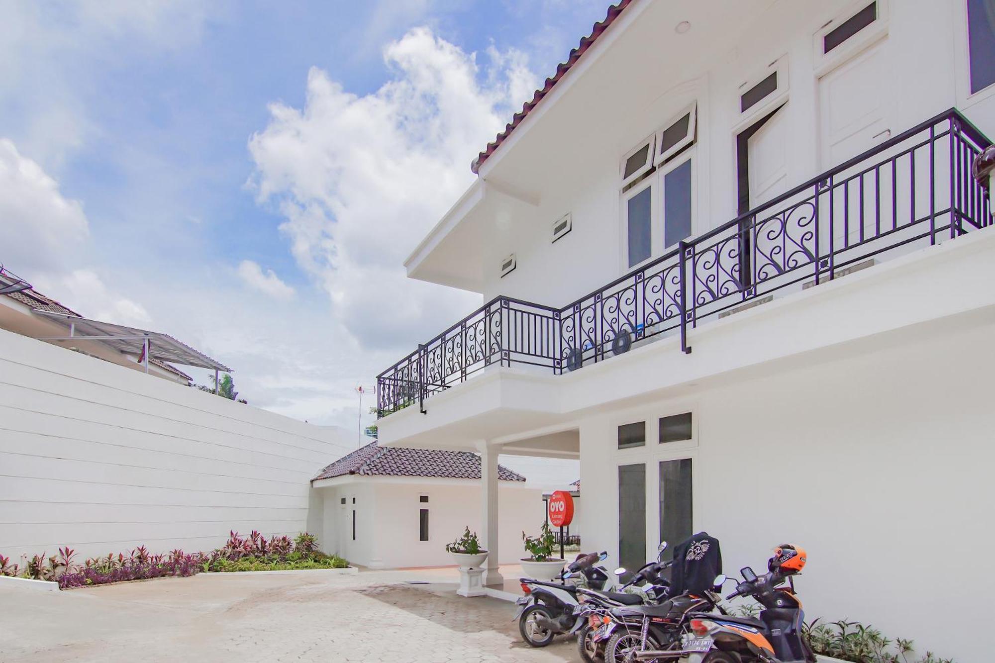 Отель Super Oyo Capital O 90342 Kemang Garden Джакарта Экстерьер фото
