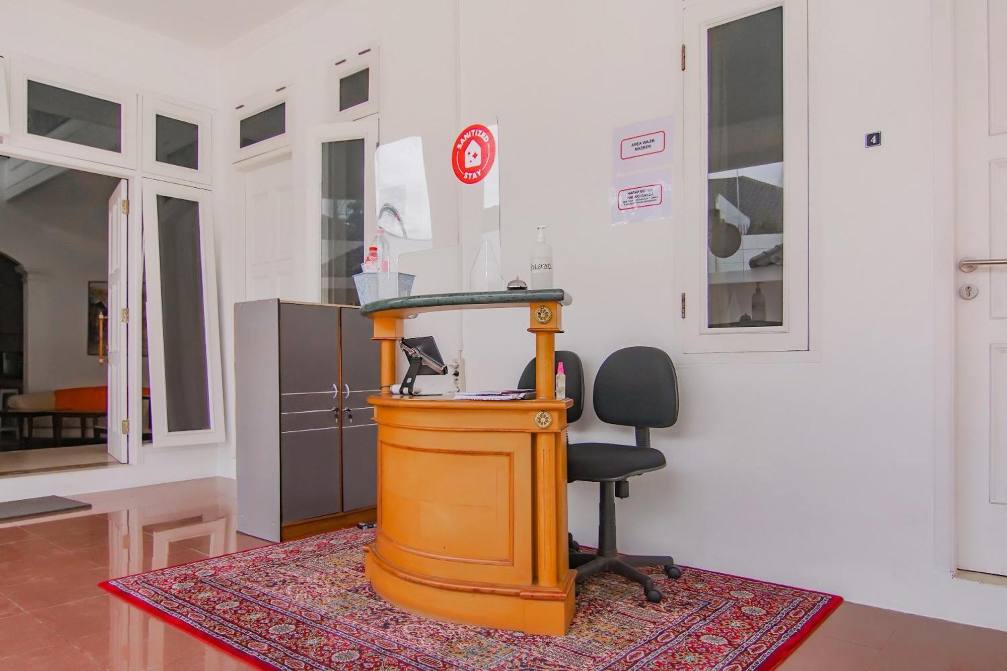 Отель Super Oyo Capital O 90342 Kemang Garden Джакарта Экстерьер фото
