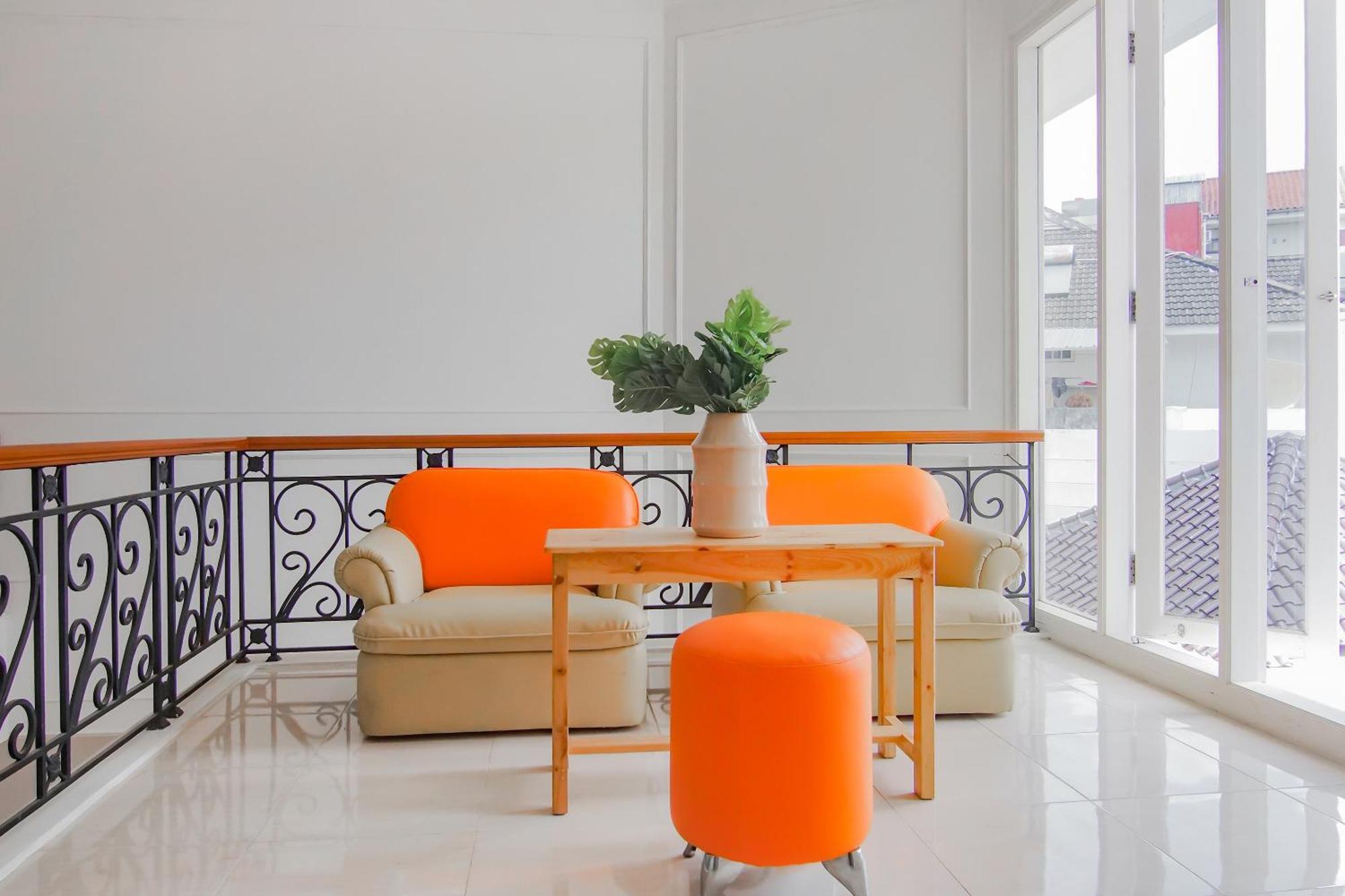 Отель Super Oyo Capital O 90342 Kemang Garden Джакарта Экстерьер фото