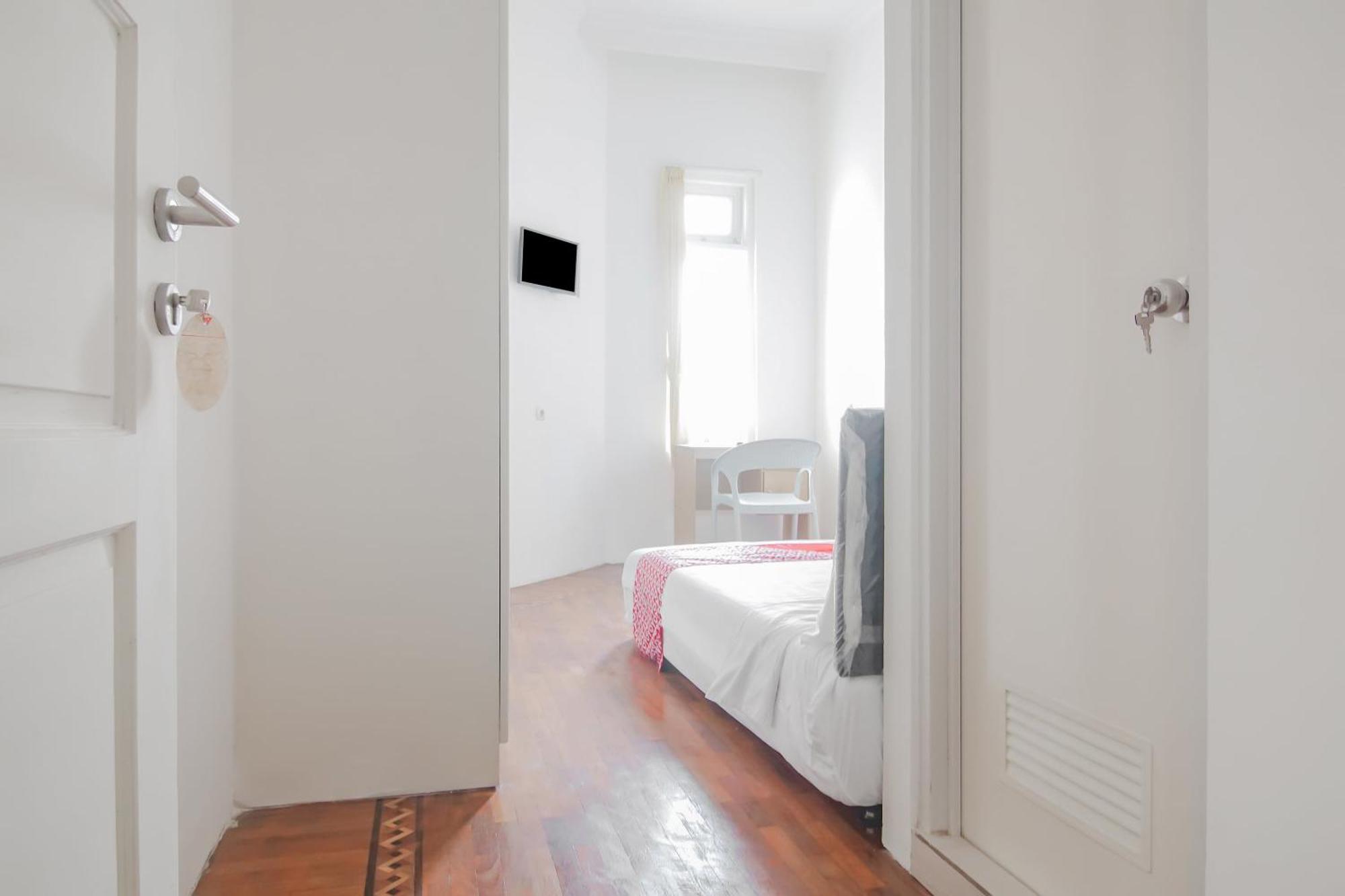 Отель Super Oyo Capital O 90342 Kemang Garden Джакарта Экстерьер фото