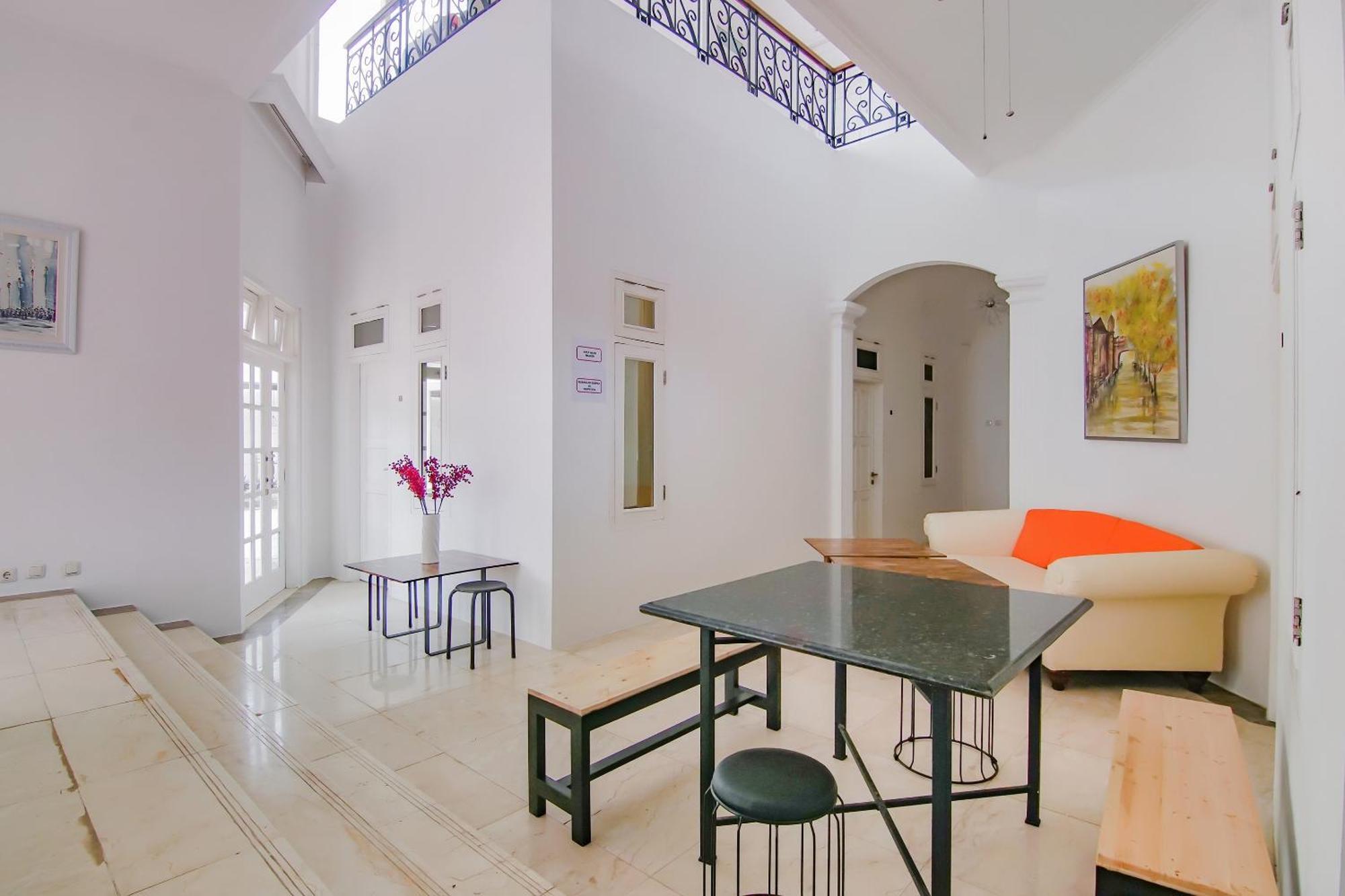 Отель Super Oyo Capital O 90342 Kemang Garden Джакарта Экстерьер фото