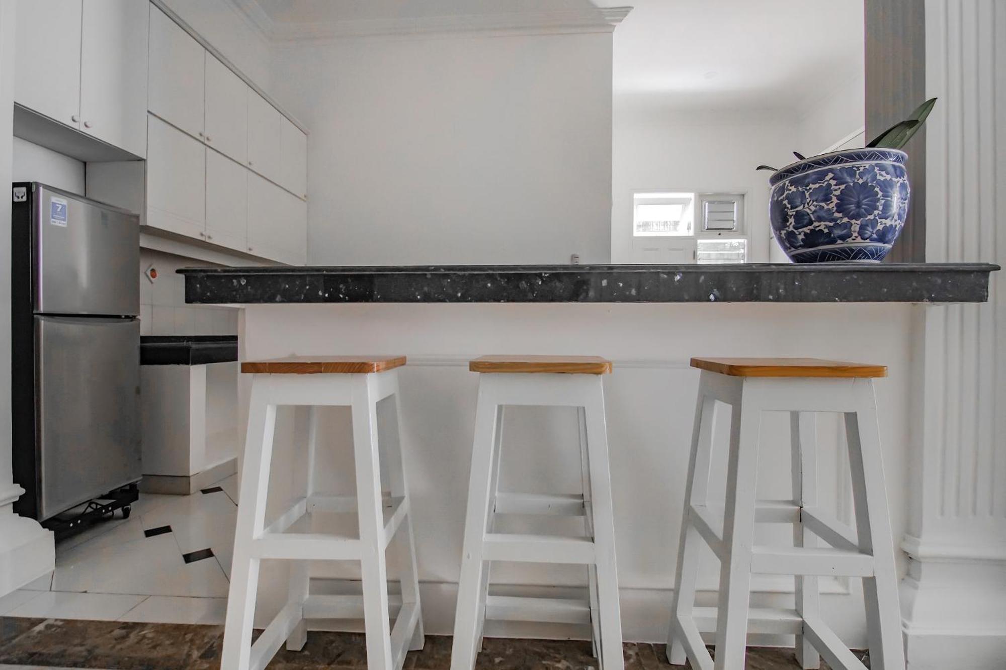 Отель Super Oyo Capital O 90342 Kemang Garden Джакарта Экстерьер фото