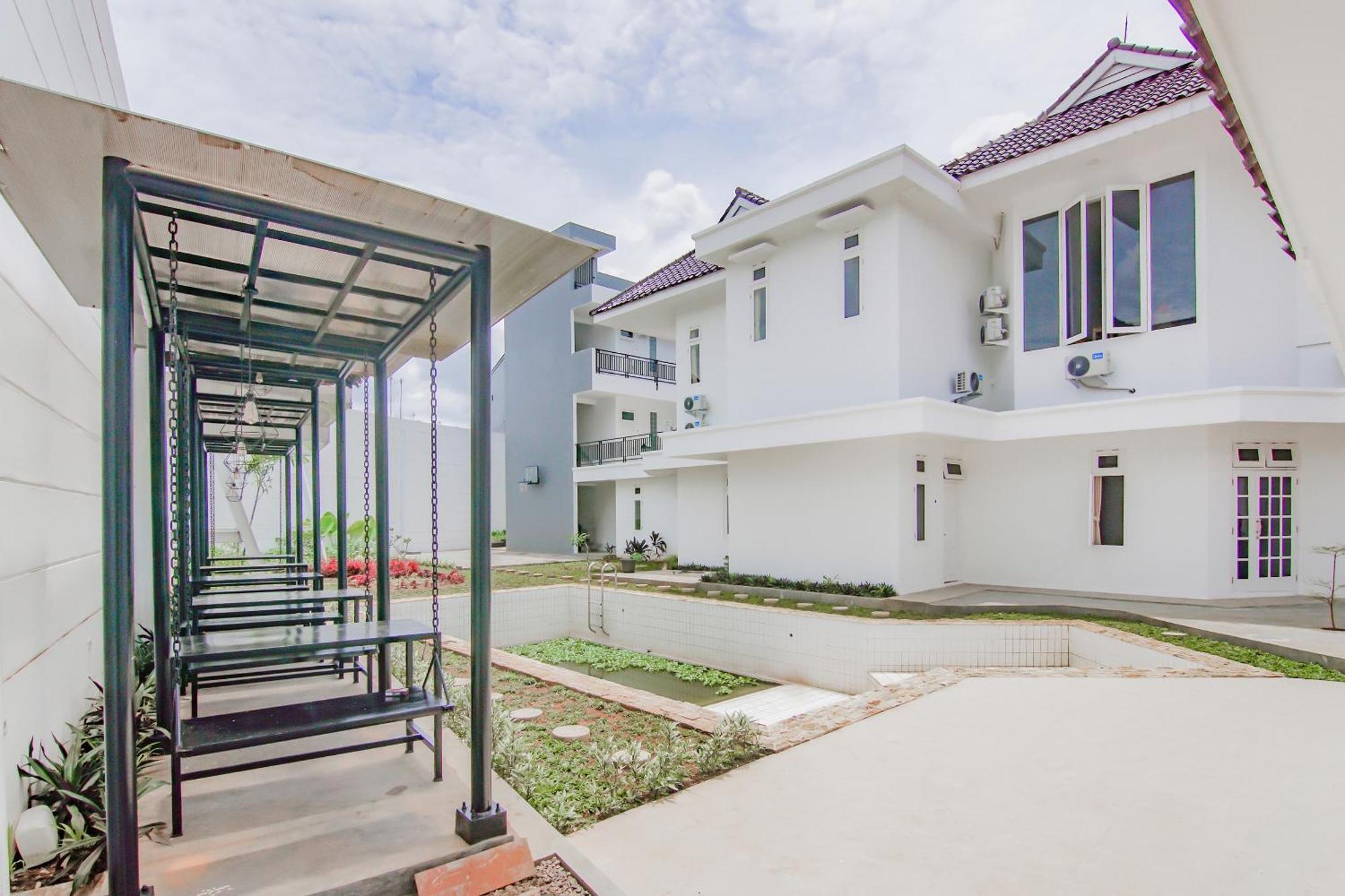 Отель Super Oyo Capital O 90342 Kemang Garden Джакарта Экстерьер фото