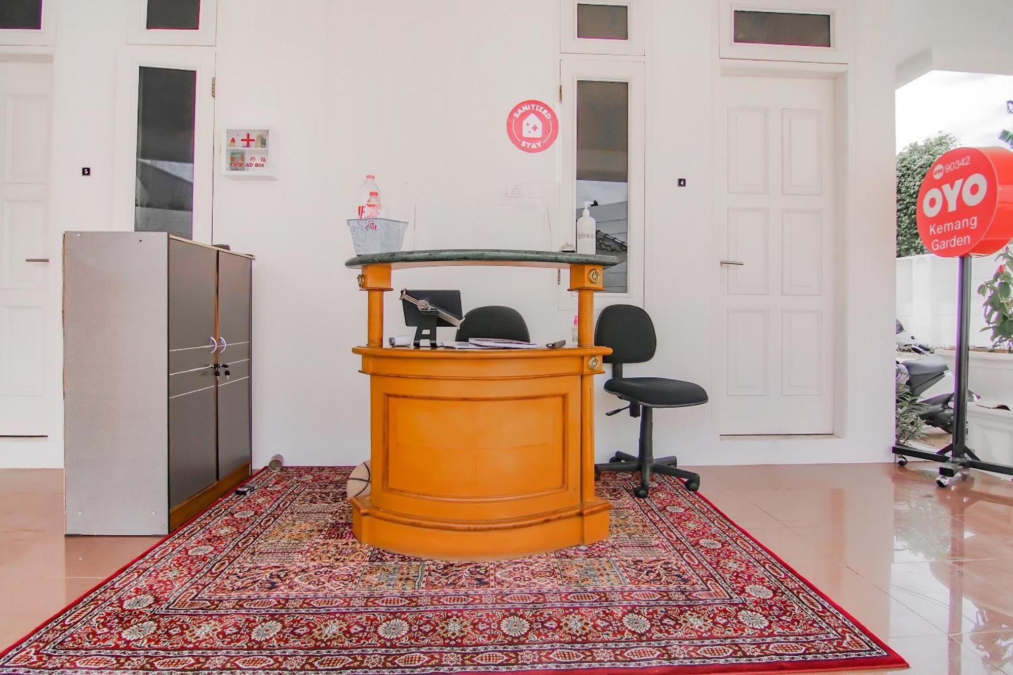 Отель Super Oyo Capital O 90342 Kemang Garden Джакарта Экстерьер фото